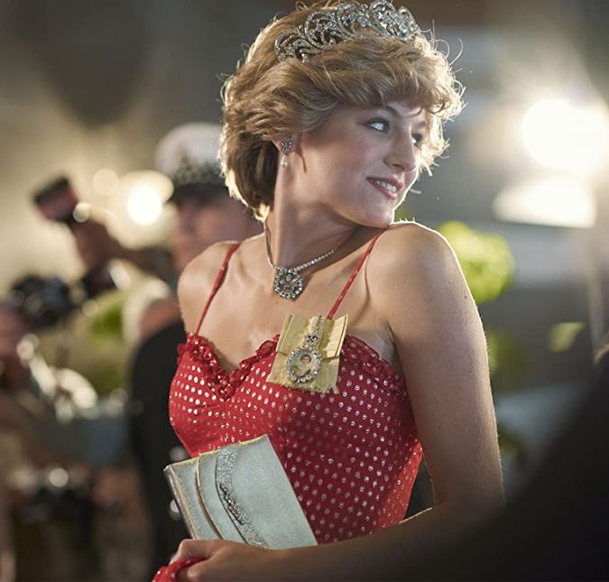 Gravações de The Crown são retomadas um dia após terem sido pausadas, diz jornal Segundo Daily Mail, a equipe se prepara para recriar a visita da Princesa Diana à Bósnia