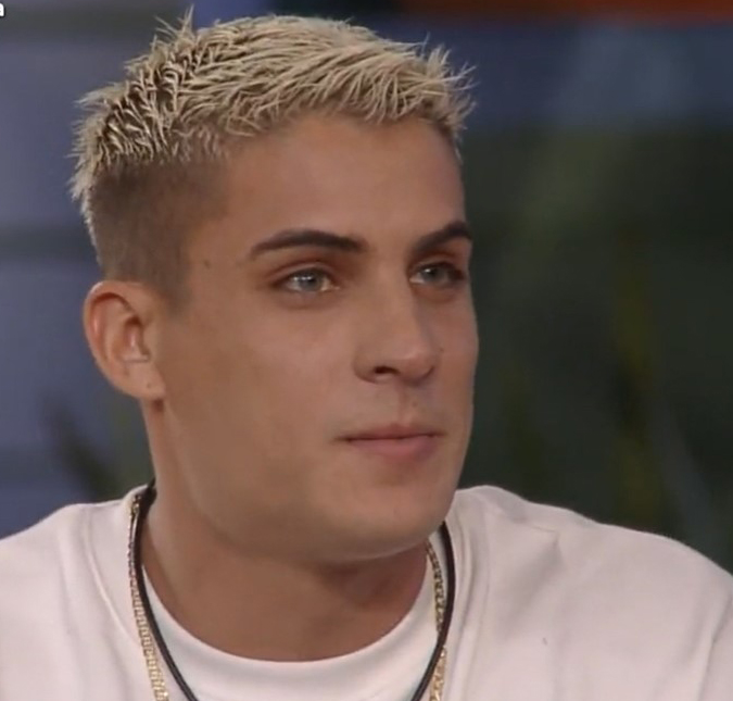 Tiago Ramos fala sobre sua primeira vez e choca colegas em <i>A Fazenda</i>