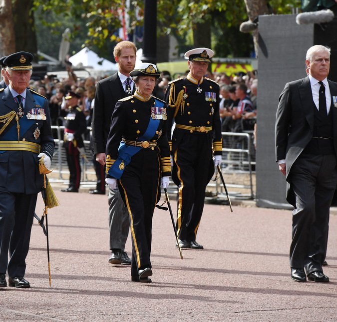 Príncipe Harry e Príncipe Andrew foram proibidos de bater continência à Rainha Elizabeth II, diz jornal