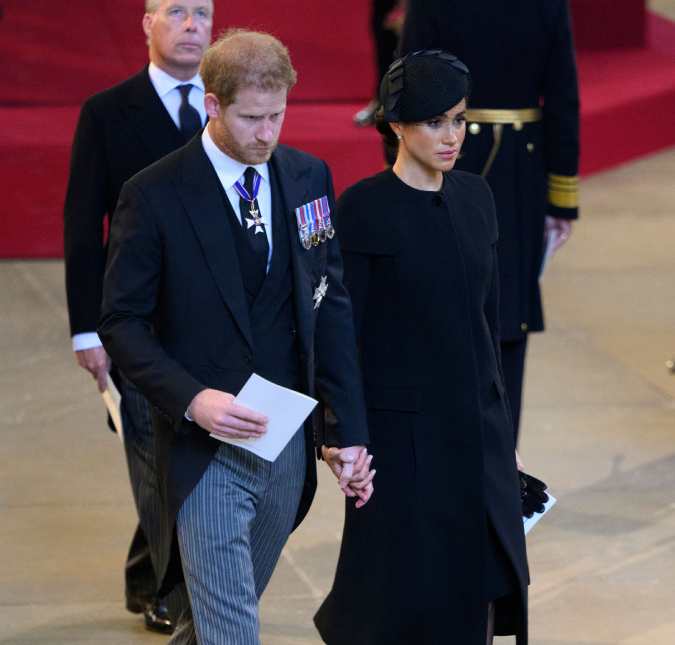 Príncipe Harry e Meghan Markle são vistos de mãos dadas durante velório da Rainha Elizabeth II