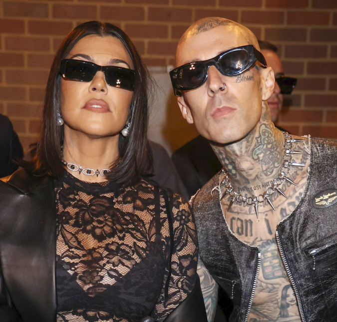 Kourtney Kardashian dá beijão em Travis Barker em desfile da <i>NYFW</i>