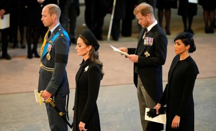 No velório da Rainha Elizabeth II, Meghan Markle e Kate Middleton fazem homenagens discretas e Príncipe Harry se emociona