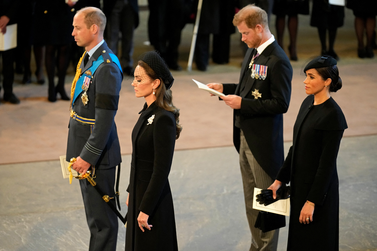 No velório da Rainha Elizabeth II, Meghan Markle e Kate Middleton fazem homenagens discretas e Príncipe Harry se emociona