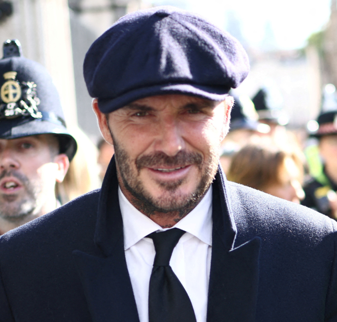 David Beckham encara fila quilométrica para se despedir da Rainha Elizabeth II e se emociona