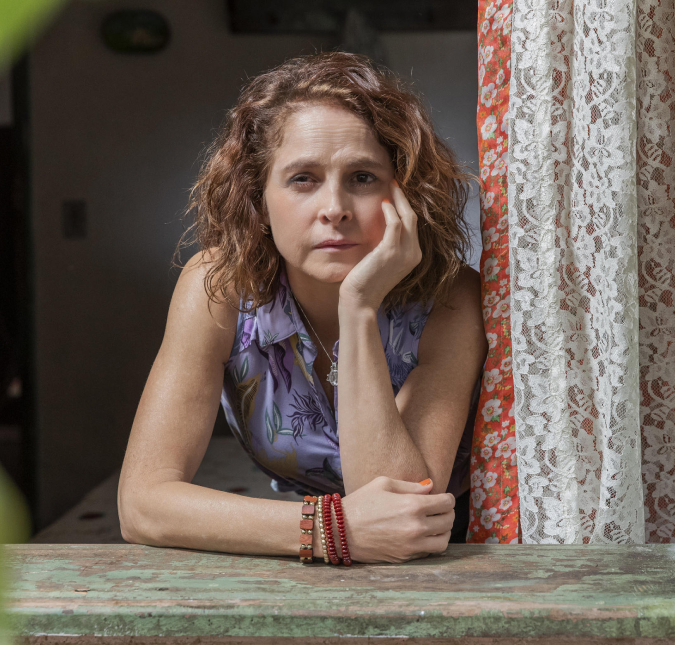 Após sete anos, Drica Moraes volta às novelas em <i>Travessia</i> e fala sobre sua personagem: - <i>O coração ilumina ela inteira</i>