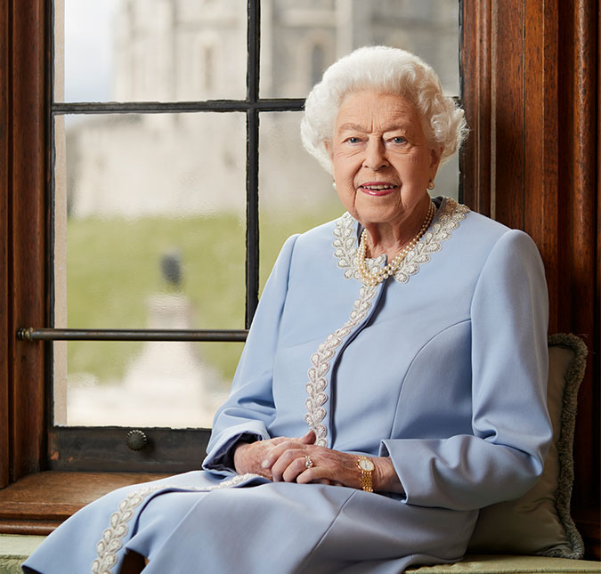 Internet brinca sobre presença de Rainha Elizabeth II na coroação de Rei Charles III, entenda