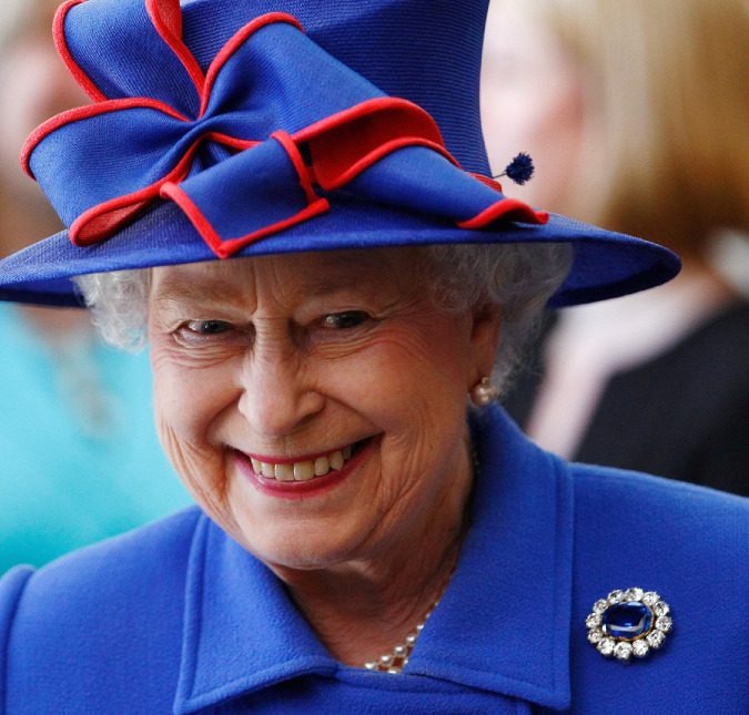 Ator revela que Rainha Elizabeth II acompanhava <I>The Crown</i>