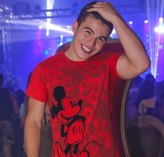 Internautas enlouquecem com Thomaz Costa tomando banho de sunga em <I>A Fazenda 14</i>; veja!
