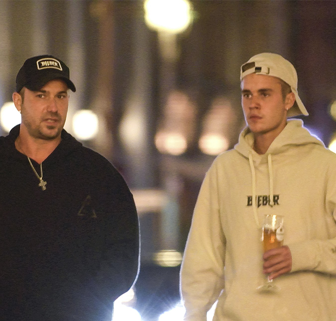 Justin Bieber aproveita momento ao lado do pai após cancelar turnê mundial