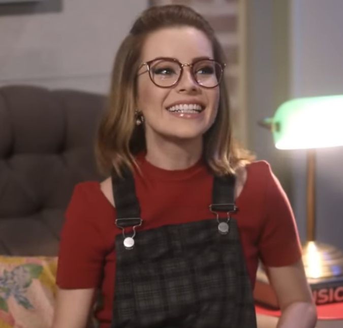 Sandy posa usando roupas de ficar em casa e pede a opinião do marido A cantora apareceu na frente do espelho usando pijamas, chinelo e meia