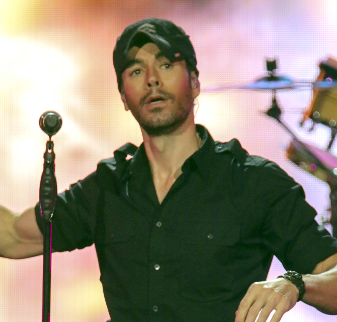 Enrique Iglesias surpreende e dá beijão em fã durante <i>show</i>