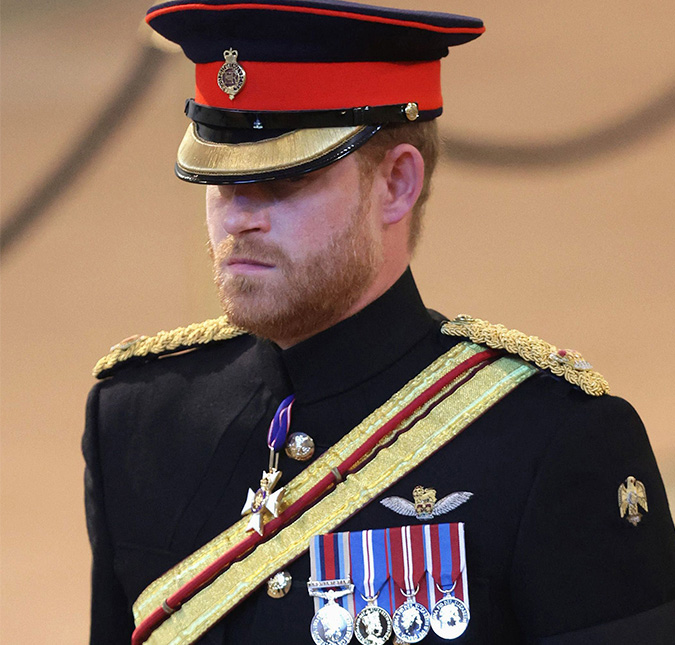 Príncipe Harry ficou chateado ao perceber que referência à avó foi removida de seu traje militar, afirma jornal