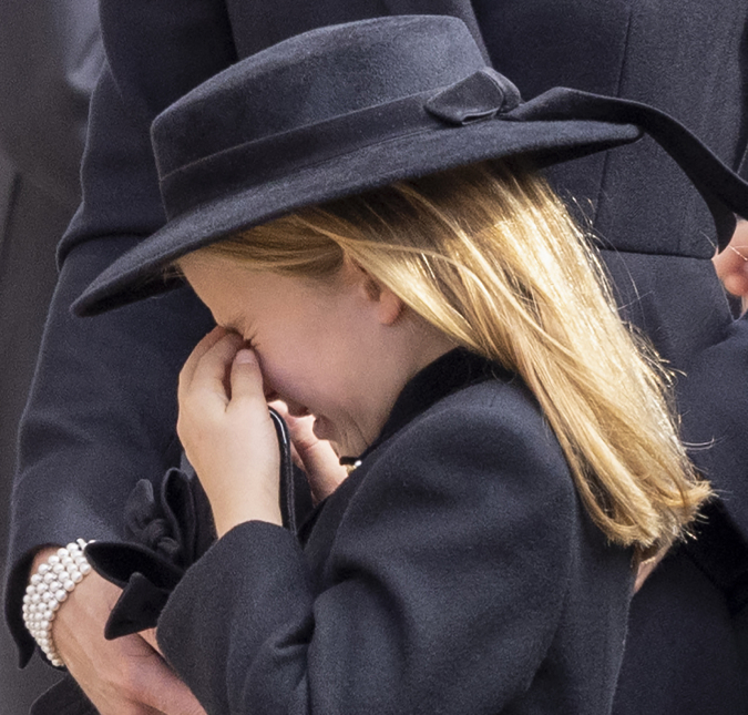 Princesa Charlotte aparece chorando no funeral da Rainha Elizabeth II, no mesmo dia em que foto inédita da monarca é divulgada