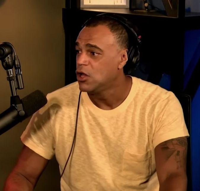 Denílson relembra o investimento que fez na banda de Belo Por quebrar o contrato, o cantor teria que pagar uma multa que hoje está girando em cinco milhões de reais, mas que ainda não foi paga