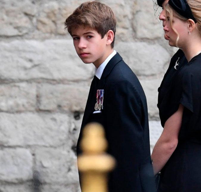 Internautas ficam intrigados com neto da Rainha Elizabeth II usando duas medalhas aos 14 anos de idade