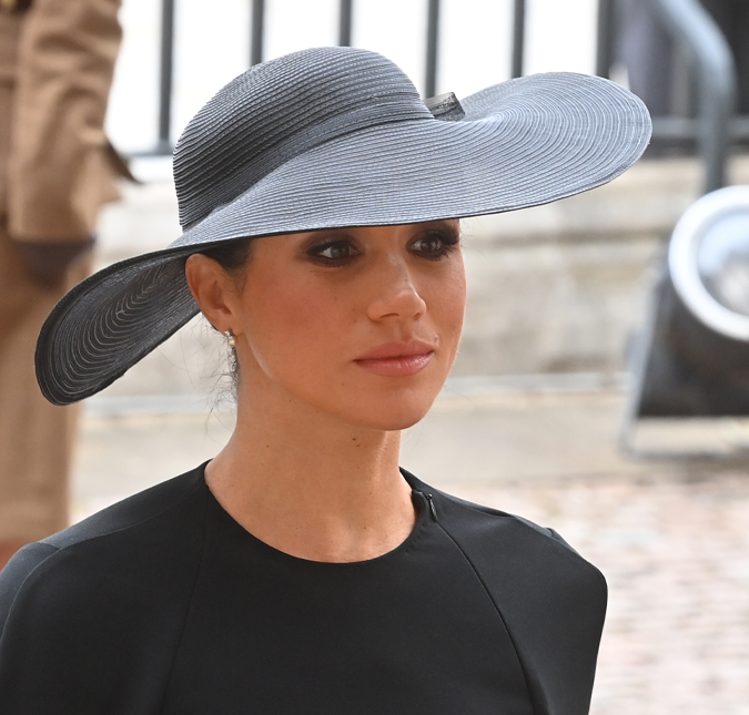 Meghan Markle enxuga as lágrimas durante procissão do funeral da Rainha Elizabeth II