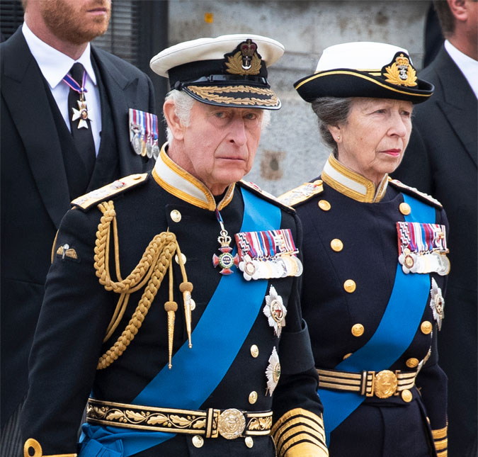 Rei Charles III se emociona durante funeral da Rainha Elizabeth II e faz singela homenagem em coroa de flores, veja!