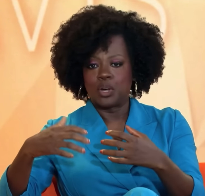 No Brasil, Viola Davis curte a quadra da escola de samba <I>Mangueira</i>, veja!