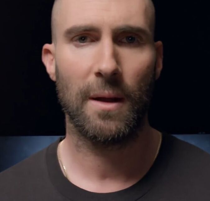 Modelo que diz ter tido caso com Adam Levine se justifica: <i>Acreditava em tudo que ele dizia</i>