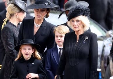 Princesa Charlotte leva bronca de Camilla Parker Bowles durante funeral da Rainha Elizabeth II, revela leitor labial