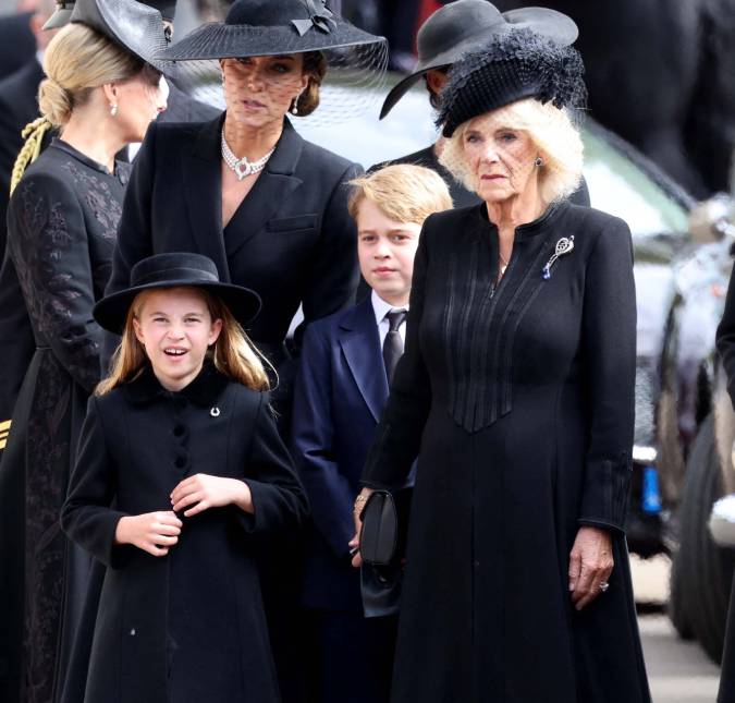 Princesa Charlotte leva bronca de Camilla Parker Bowles durante funeral da Rainha Elizabeth II, revela leitor labial