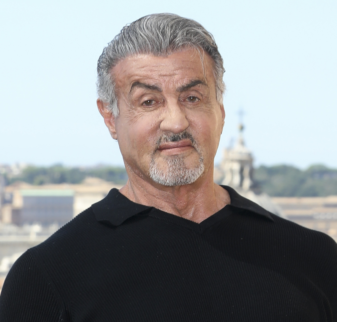 Sylvester Stallone dribla polêmica de divórcio e posta foto de mãos dadas com a esposa