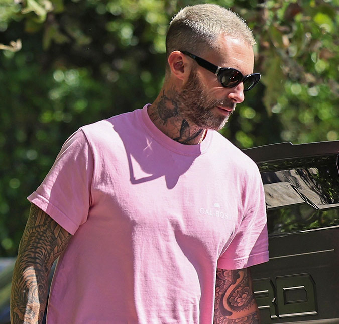 Adam Levine é acusado de traição pela quinta vez por estudante de 21 anos de idade