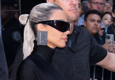 Kim Kardashian aparece usando brincos de cartão de crédito avaliados em mais de dois mil reais