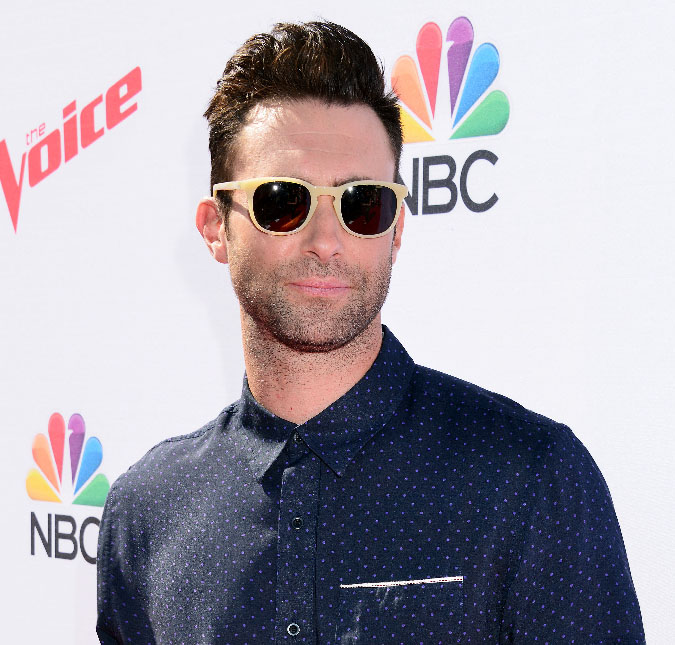 Adam Levine estaria <i>envergonhado</i> das mensagens <i>inapropriadas</i> vazadas, diz fonte