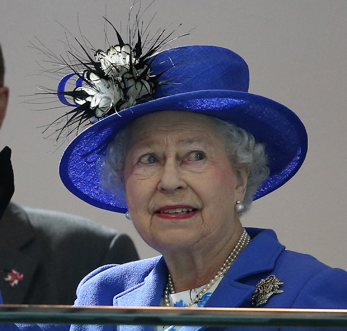 Jornal inglês divulga primeira foto do túmulo da Rainha Elizabeth II ao lado do príncipe Philip em capela