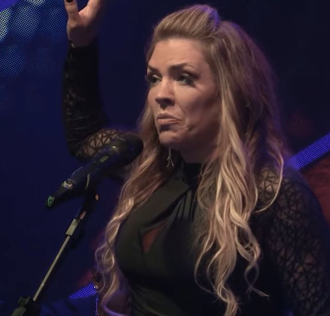 Simony posa usando nova lace e fala sobre sonhos, saiba mais! A cantora está enfrentando um tratamento de câncer no intestino e a sua autoestima até melhorou um pouco com o uso da lace