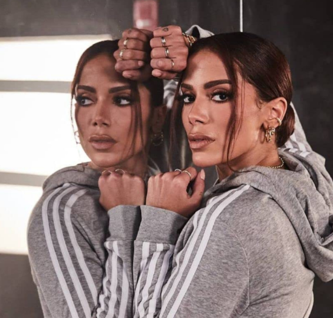 Anitta fala sobre suas plásticas e sexualidade em entrevista para revista internacional