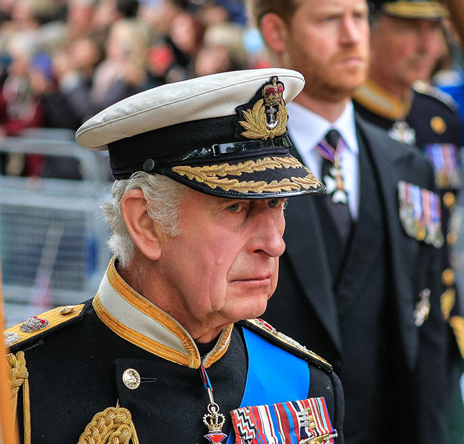 Rei Charles III tinha medo de Príncipe Harry manipular a Rainha Elizabeth II, diz biógrafa