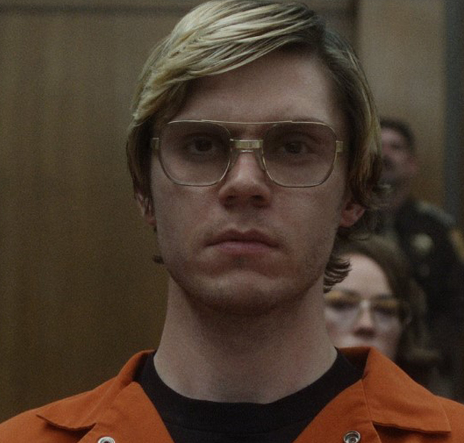 Evan Peters fala do desafio em interpretar o <i>serial killer</i> canibal Jeffrey Dahmer: - <i>Eu estava muito assustado</i>