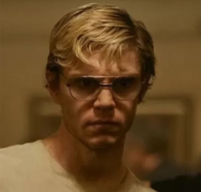 Se você gosta de produções que tenham mortes, traições e mistérios com toda certeza vai adorar as séries que separamos nesta galeria. A mais falada do momento é a de Jeffrey Dahmer, serial killer que ganhou fama por ter tirado a vida de diversas pessoas durante anos e por seu costume de guardar os restos mortais de suas vítimas. A vida do assassino em série é retratada no seriado Dahmer: Um Canibal Americano, da Netflix, e traz o ator Evan Peters no papel principal. A seguir, confira outras séries sobre serial killers! Se você gosta de produções que tenham mortes, traições e mistérios com toda certeza vai adorar as séries que separamos nesta galeria. A mais falada do momento é a de Jeffrey Dahmer, serial killer que ganhou fama por ter tirado a vida de diversas pessoas durante anos e por seu costume de guardar os restos mortais de suas vítimas. A vida do assassino em série é retratada no seriado Dahmer: Um Canibal Americano, da Netflix, e traz o ator Evan Peters no papel principal. A seguir, confira outras séries sobre serial killers!