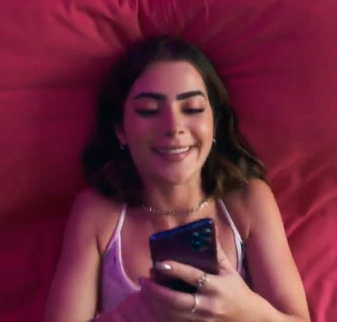 Jade Picon cai no choro ao ver a chamada de Chiara em <i>Travessia: O coração na boca</i>