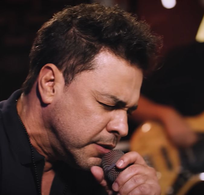 Em rara aparição, Zezé Di Camargo posa ao lado da sogra O cantor marcou presença no aniversário da mãe de Graciele Lacerda