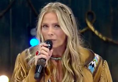 Adriane Galisteu apresenta <i>A Fazenda 14</I> com botas que ganhou de Ayrton Senna: <i>- Um presentão</i>