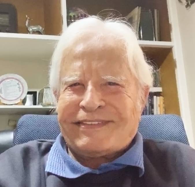 Cid Moreira comemora aniversário de 95 anos de idade e recebe carinho da esposa