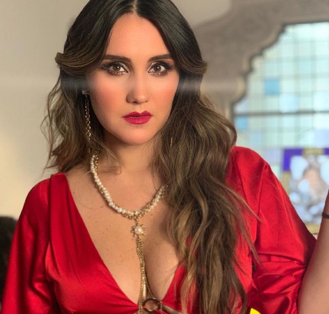 A cantora mexicana está lançando seu mais novo single   La Que Un Dia Te Amó