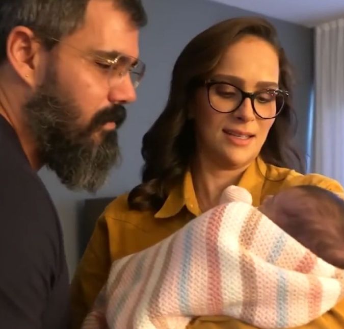 Juliano e Letícia Cazarré celebram 11 meses de vida de Maria Guilhermina com bolo em formato de coração; veja cliques! A pequena posou ao lado dos irmãos