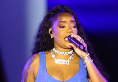 Ludmilla sensualiza com música de Beyoncé ao abastecer o carro em Miami; veja vídeo!