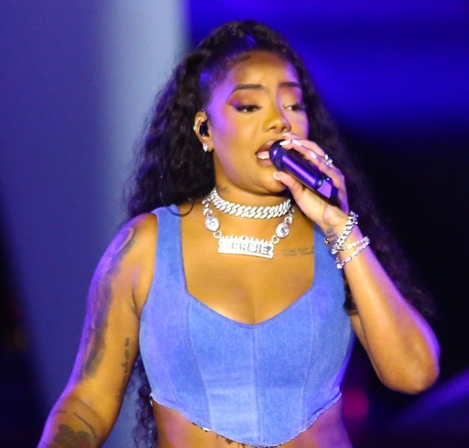 Ludmilla sensualiza com música de Beyoncé ao abastecer o carro em Miami; veja vídeo!