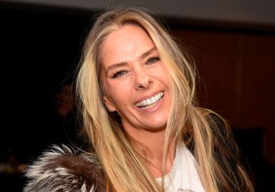 Adriane Galisteu posa <i>topless</i> e com fio-dental em camarim; veja