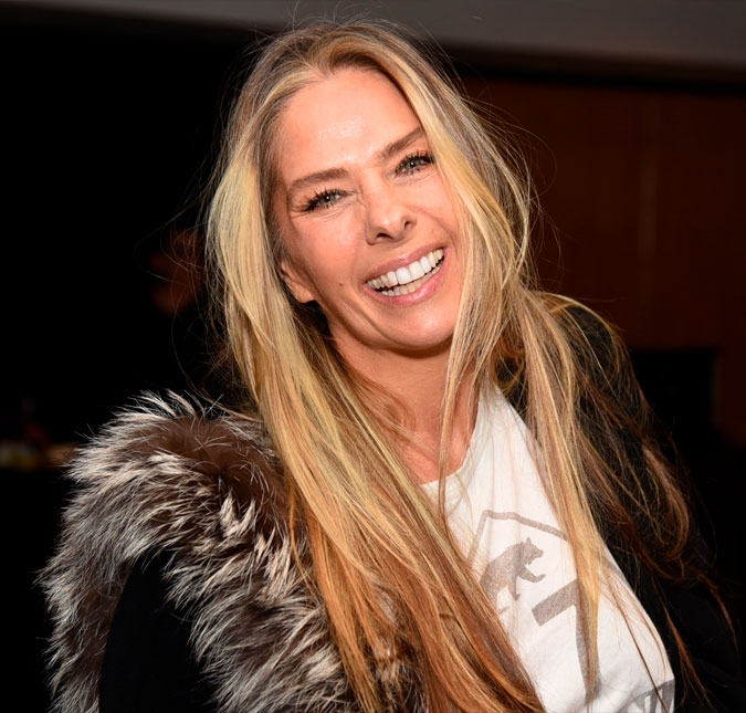 Adriane Galisteu posa <i>topless</i> e com fio-dental em camarim; veja