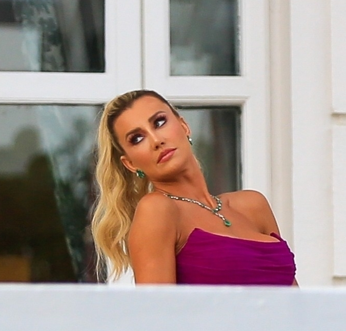 Ana Paula Siebert compartilha foto usando vestido azul e brinca: <I>Me sentindo uma princesa</I>