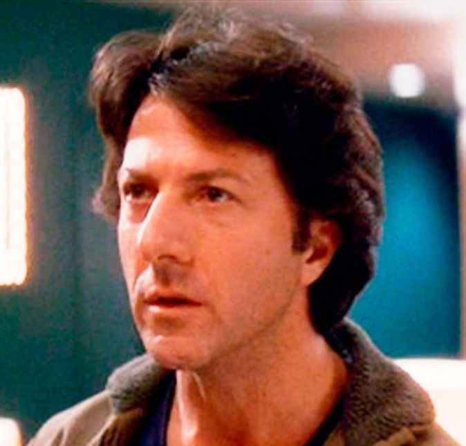 A revista Variety publicou o depoimento de três mulheres que relataram terem sido abusadas sexualmente por Dustin Hoffman. A primeira, Cori Thomas, tinha 16 anos de idade e era colega da filha do astro, Karina, que passou um dia com eles em Nova York, nos Estados Unidos. Após um passeio pela cidade, Cori foi esperar seus pais no quarto do hotel em que o ator e sua filha estavam hospedados. A mulher explicou que Hoffman exibiu suas partes íntimas para ela e a questionou sobre tocá-lo: - Eu fiquei sentada na cama esperando meus pais. Ele saiu do banheiro com uma toalha, que depois a tirou. Ele ficou lá, nu. Eu acho que quase tive um colapso, na verdade. Foi a primeira vez que eu vi um homem pelado. Eu não sabia o que fazer nessas circunstâncias. Ele continuava me falando: Estou pelado, você quer ver? O que me salvou foi um telefonema. Então, eu fui embora, contou. Hoffman teria sido ainda mais invasivo com Melissa Kester, que estava no mesmo estúdio que o ator, que teria colocando a mão por baixo das calças da jovem enquanto eles estavam em uma cabine de gravação: - Eu não sabia o que fazer. Eu apenas congelei e pensei: Oh, meu Deus, o que está acontecendo? É um choque quando acontece com você. Melissa confessou que se sentiu estuprada e que após o ocorrido Dustin tentou entrar em contato com ela diversas vezes. O último caso foi relatado por uma mulher que preferiu não se identificar. Ela fez uma ponta nas filmagens de Ishtar e em uma festa em comemoração ao fim das gravações, o ator teria enfiado os dedos por baixo da saia: - Eu não sabia o que fazer, ele estava sorrindo para mim. Tinham pessoas ali, o que poderia fazer? Ele era o Dustin Hoffman, relatou. Em seguida, os dois se encontraram e tiveram relações sexuais, mas a mulher frisou que o primeiro momento com o ator não foi consensual. Lembrando que a primeira acusação de assédio aconteceu durante o filme A Morte de um Caixeiro-Viajante, em 1985. Anna Graham Hunter, hoje com 49 anos de idade, tinha apenas 17 anos quando o ator teria, supostamente, começado o primeiro dia no set já pedindo uma massagem nos pés. As coisas escalaram, com ele flertando de maneira inapropriada, na frente de toda a equipe, e apalpando o corpo de Anna. Hunter revelou o caso ao Hollywood Reporter, veículo para o qual Dustin emitiu sua resposta: Tenho o maior respeito pelas mulheres e me sinto horrível que possa ter feito algo que a colocou em uma situação desconfortável. Sinto muito. Isso não reflete quem eu sou. Os advogados do ator negaram todas as acusações. A revista Variety publicou o depoimento de três mulheres que relataram terem sido abusadas sexualmente por Dustin Hoffman. A primeira, Cori Thomas, tinha 16 anos de idade e era colega da filha do astro, Karina, que passou um dia com eles em Nova York, nos Estados Unidos. Após um passeio pela cidade, Cori foi esperar seus pais no quarto do hotel em que o ator e sua filha estavam hospedados. A mulher explicou que Hoffman exibiu suas partes íntimas para ela e a questionou sobre tocá-lo: - Eu fiquei sentada na cama esperando meus pais. Ele saiu do banheiro com uma toalha, que depois a tirou. Ele ficou lá, nu. Eu acho que quase tive um colapso, na verdade. Foi a primeira vez que eu vi um homem pelado. Eu não sabia o que fazer nessas circunstâncias. Ele continuava me falando: Estou pelado, você quer ver? O que me salvou foi um telefonema. Então, eu fui embora, contou. Hoffman teria sido ainda mais invasivo com Melissa Kester, que estava no mesmo estúdio que o ator, que teria colocando a mão por baixo das calças da jovem enquanto eles estavam em uma cabine de gravação: - Eu não sabia o que fazer. Eu apenas congelei e pensei: Oh, meu Deus, o que está acontecendo? É um choque quando acontece com você. Melissa confessou que se sentiu estuprada e que após o ocorrido Dustin tentou entrar em contato com ela diversas vezes. O último caso foi relatado por uma mulher que preferiu não se identificar. Ela fez uma ponta nas filmagens de Ishtar e em uma festa em comemoração ao fim das gravações, o ator teria enfiado os dedos por baixo da saia: - Eu não sabia o que fazer, ele estava sorrindo para mim. Tinham pessoas ali, o que poderia fazer? Ele era o Dustin Hoffman, relatou. Em seguida, os dois se encontraram e tiveram relações sexuais, mas a mulher frisou que o primeiro momento com o ator não foi consensual. Lembrando que a primeira acusação de assédio aconteceu durante o filme A Morte de um Caixeiro-Viajante, em 1985. Anna Graham Hunter, hoje com 49 anos de idade, tinha apenas 17 anos quando o ator teria, supostamente, começado o primeiro dia no set já pedindo uma massagem nos pés. As coisas escalaram, com ele flertando de maneira inapropriada, na frente de toda a equipe, e apalpando o corpo de Anna. Hunter revelou o caso ao Hollywood Reporter, veículo para o qual Dustin emitiu sua resposta: Tenho o maior respeito pelas mulheres e me sinto horrível que possa ter feito algo que a colocou em uma situação desconfortável. Sinto muito. Isso não reflete quem eu sou. Os advogados do ator negaram todas as acusações.