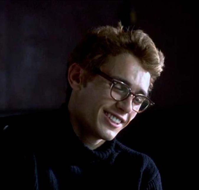 Durante participação no The Late Show, apresentado por Stephen Colbert, James Franco negou as acusações de assédio. No Globo de Ouro de 2018, o ator e diretor vestiu preto e usou o broche Time's Up, como forma de demonstrar apoio ao movimento que busca por fim aos casos de assédio sexual. Segundo a People, entretanto, no Twitter, Franco foi acusado pelas atrizes Ally Sheedy, Sarah Tither-Kaplan e Violet Paley. Em um dos tuítes, que depois foi excluído, Sheedy disse: James Franco ganhou [como Melhor Ator em Um Musical ou Comédia]. Por favor, nunca me perguntem por que eu abandonei trabalhos na TV e filmes. Para Stephen Colbert, Franco falou que apenas ouviu sobre os tuítes: - Eu não faço ideia o que fiz para Ally Sheedy, eu a dirigi em uma peça. Eu não tive nada além de um ótimo momento com ela, total respeito por ela. Eu não faço ideia por que ela está triste. E defendeu: - Eu me orgulho de ser responsável pelas coisas que eu já fiz. Eu tenho que fazer isso para manter o meu bem-estar. Eu faço isso sempre que sei que algo está errado ou precisa ser mudado. Aliás, o ator foi acusado por algumas colegas de trabalho de ter oferecido 100 dólares - aproximadamente 510 reais -, para as atrizes ficarem nuas no set de filmagem e disse ainda não estar explorando essas moças. Outra mulher, por sua vez, levantou a voz para relembrar: - Eu ainda me lembro do James Franco dando em cima de uma adolescente no Instagram.