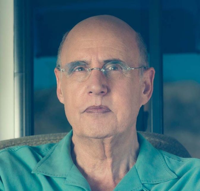 O ator Jeffrey Tambor foi acusado pela colega de elenco da série Transparent, Trace Lysette. Em entrevista ao The Hollywood Reporter, a atriz revelou que os comentários do ator logo se tornaram algo ainda mais sério: - Minhas costas estavam apoiadas em uma parede quando Jeffrey me abordou. Ele se aproximou, colocou os pés descalços em cima dos meus, de forma que eu não conseguia me mexer, e começou a fazer movimentos rápidos contra o meu corpo. Eu senti o pênis dele no meu quadril através do pijama fino que ele vestia e o empurrei.. Em declaração oficial, Tambor negou as acusações: Apesar das minhas falhas, eu não sou e nunca fui um predador, e a ideia de que alguém possa me ver dessa forma é mais perturbadora do que consigo expressar. O ator Jeffrey Tambor foi acusado pela colega de elenco da série Transparent, Trace Lysette. Em entrevista ao The Hollywood Reporter, a atriz revelou que os comentários do ator logo se tornaram algo ainda mais sério: - Minhas costas estavam apoiadas em uma parede quando Jeffrey me abordou. Ele se aproximou, colocou os pés descalços em cima dos meus, de forma que eu não conseguia me mexer, e começou a fazer movimentos rápidos contra o meu corpo. Eu senti o pênis dele no meu quadril através do pijama fino que ele vestia e o empurrei.. Em declaração oficial, Tambor negou as acusações: Apesar das minhas falhas, eu não sou e nunca fui um predador, e a ideia de que alguém possa me ver dessa forma é mais perturbadora do que consigo expressar.