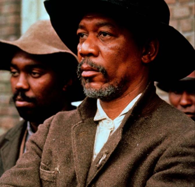 Nascido em 1 de junho de 1937, Morgan Freeman, por exemplo, foi acusado por 16 mulheres de atos inconvenientes, sendo que metade delas afirma que o ator adotou algum tipo de conduta inapropriada e as outras o acusaram de assédio. Os casos foram revelados pela CNN, que divulgou o relato de algumas das vítimas. Uma delas foi assistente de produção de Freeman e revelou que durante as gravações do filme Despedida em Grande Estilo, em 2015, ele teria levantado a saia da jovem e questionado se ela estaria usando ou não roupa íntima. A atitude do ator teria incomodado até mesmo seu colega de elenco, Alan Arkin: - Alan fez um comentário pedindo que ele parasse. Morgan ficou apavorado e não sabia o que dizer, revelou a vítima. As acusações não pararam por aí: três mulheres ainda contaram que, durante outras gravações, ele fazia comentários desconfortáveis a respeito de seus corpos. - Eu parei de usar saias quando ele estava lá, comentou. Um ponto ressaltado é que algumas das vítimas chamaram o ato como assédio, e outras como conduta inapropriada. Nascido em 1 de junho de 1937, Morgan Freeman, por exemplo, foi acusado por 16 mulheres de atos inconvenientes, sendo que metade delas afirma que o ator adotou algum tipo de conduta inapropriada e as outras o acusaram de assédio. Os casos foram revelados pela CNN, que divulgou o relato de algumas das vítimas. Uma delas foi assistente de produção de Freeman e revelou que durante as gravações do filme Despedida em Grande Estilo, em 2015, ele teria levantado a saia da jovem e questionado se ela estaria usando ou não roupa íntima. A atitude do ator teria incomodado até mesmo seu colega de elenco, Alan Arkin: - Alan fez um comentário pedindo que ele parasse. Morgan ficou apavorado e não sabia o que dizer, revelou a vítima. As acusações não pararam por aí: três mulheres ainda contaram que, durante outras gravações, ele fazia comentários desconfortáveis a respeito de seus corpos. - Eu parei de usar saias quando ele estava lá, comentou. Um ponto ressaltado é que algumas das vítimas chamaram o ato como assédio, e outras como conduta inapropriada.